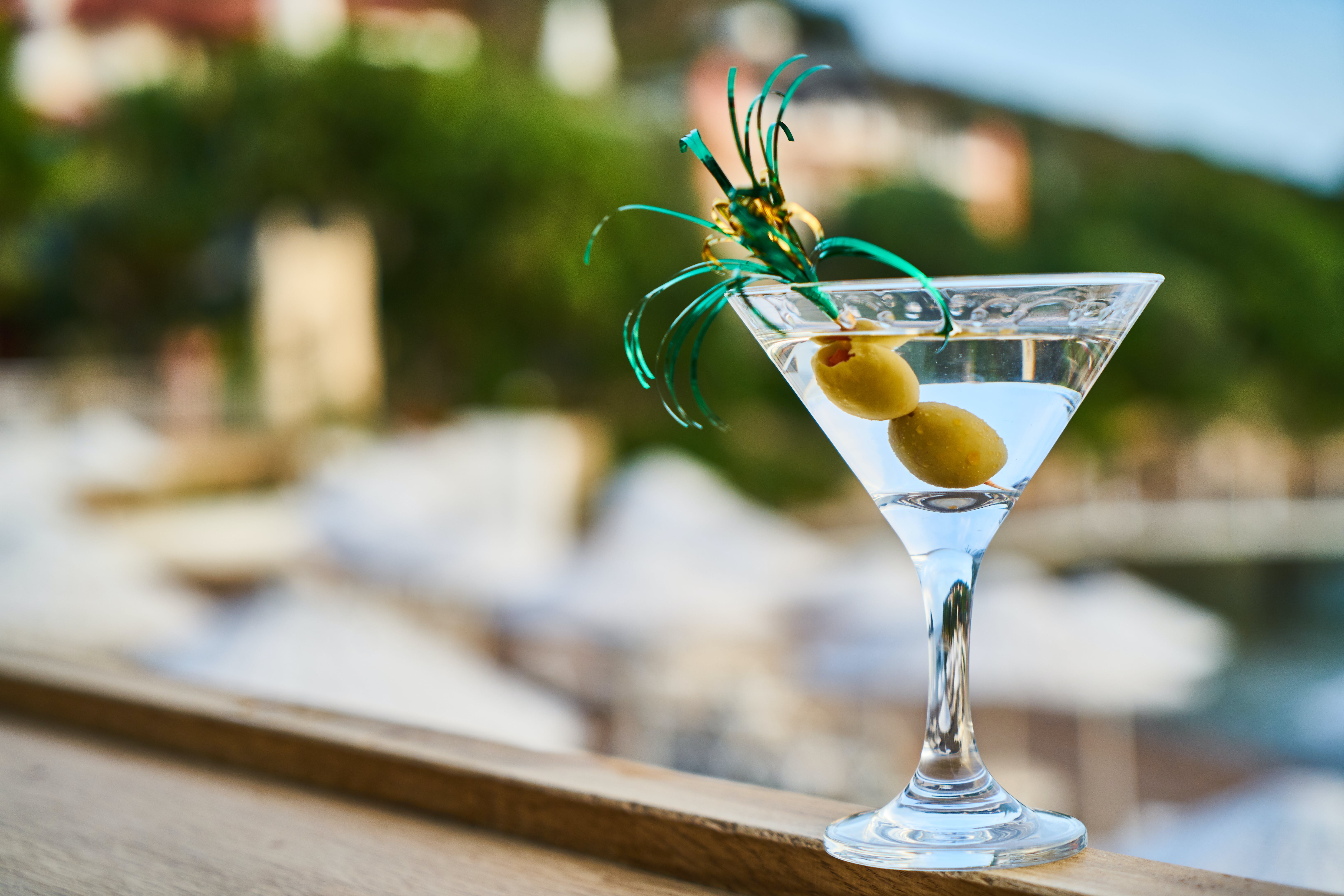 Your Ultimate Reverse Martini Guide: Ingredients, Ratios and Garnishes