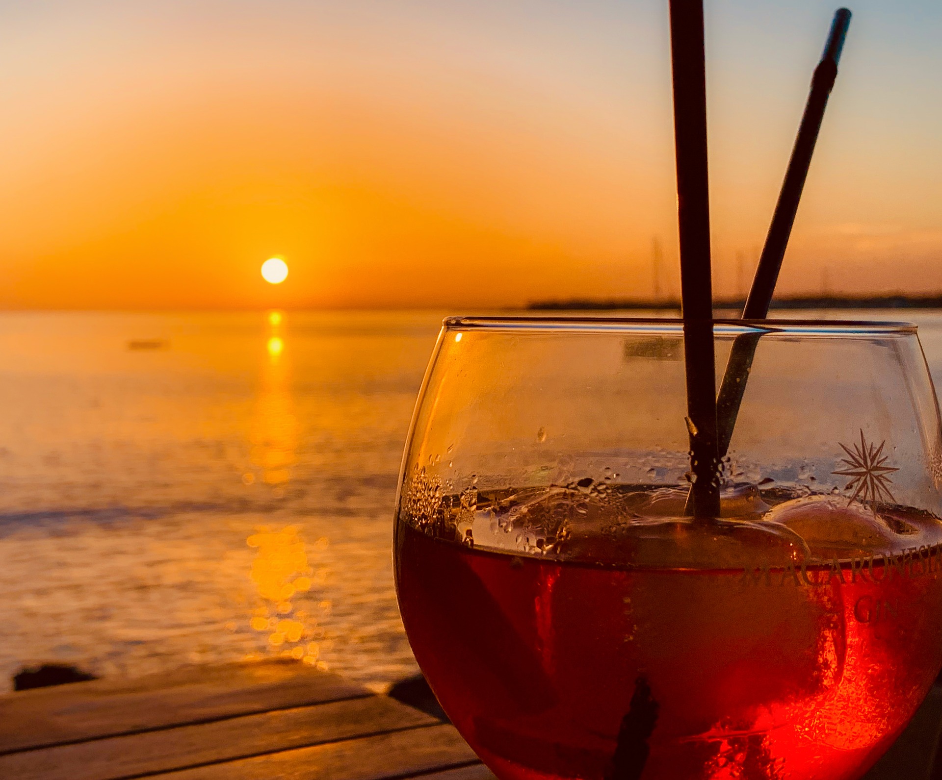 sundowner cocktail sunset
