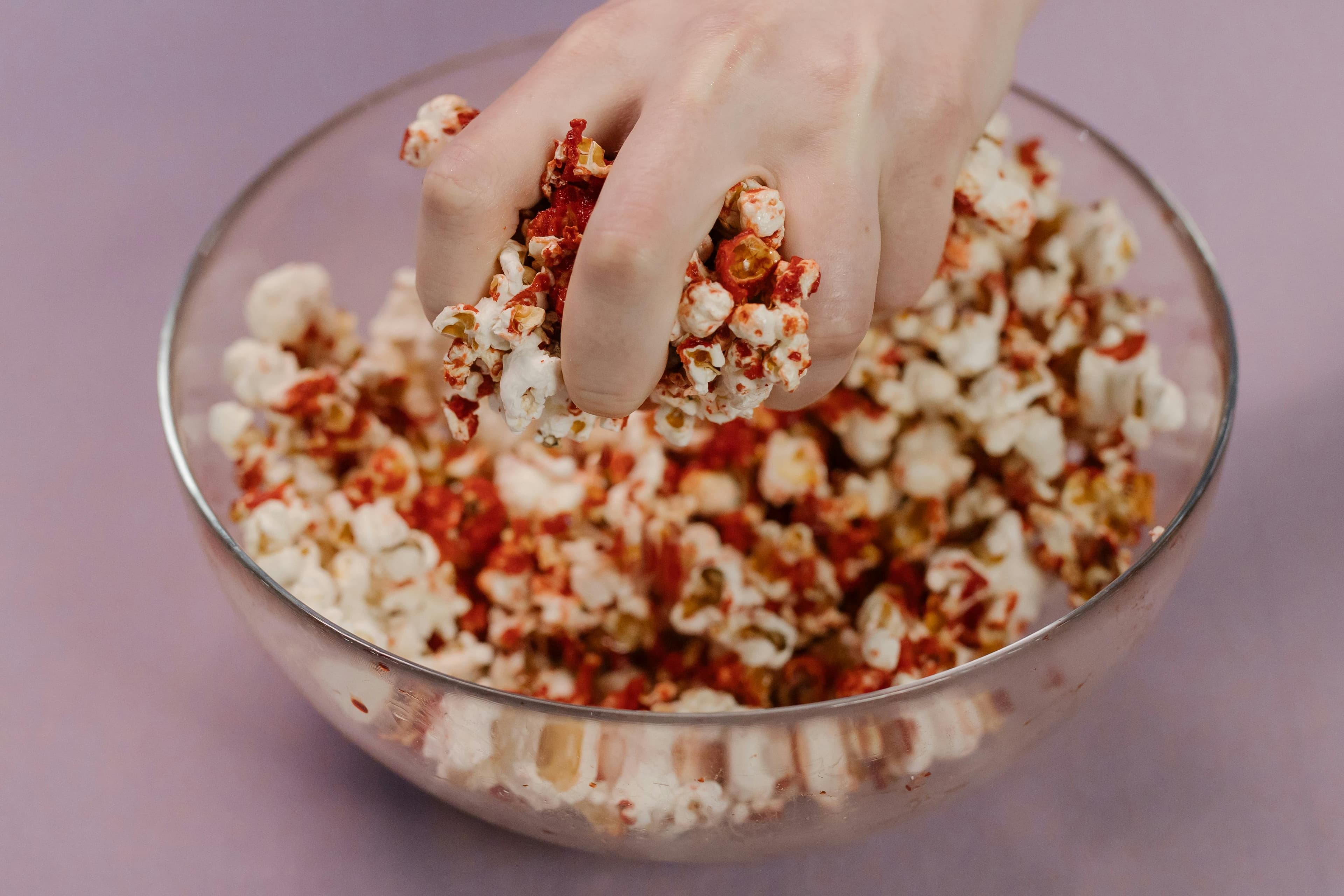 How To Make Rum And Caramel Popcorn To Give Your Movie Night A Caribbean Flair 