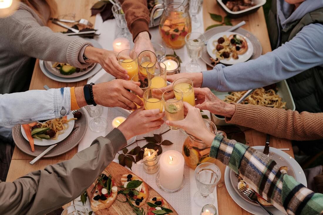 A 5-Tip Guide to Festive Table Decorations For Your Holiday Cocktail Party