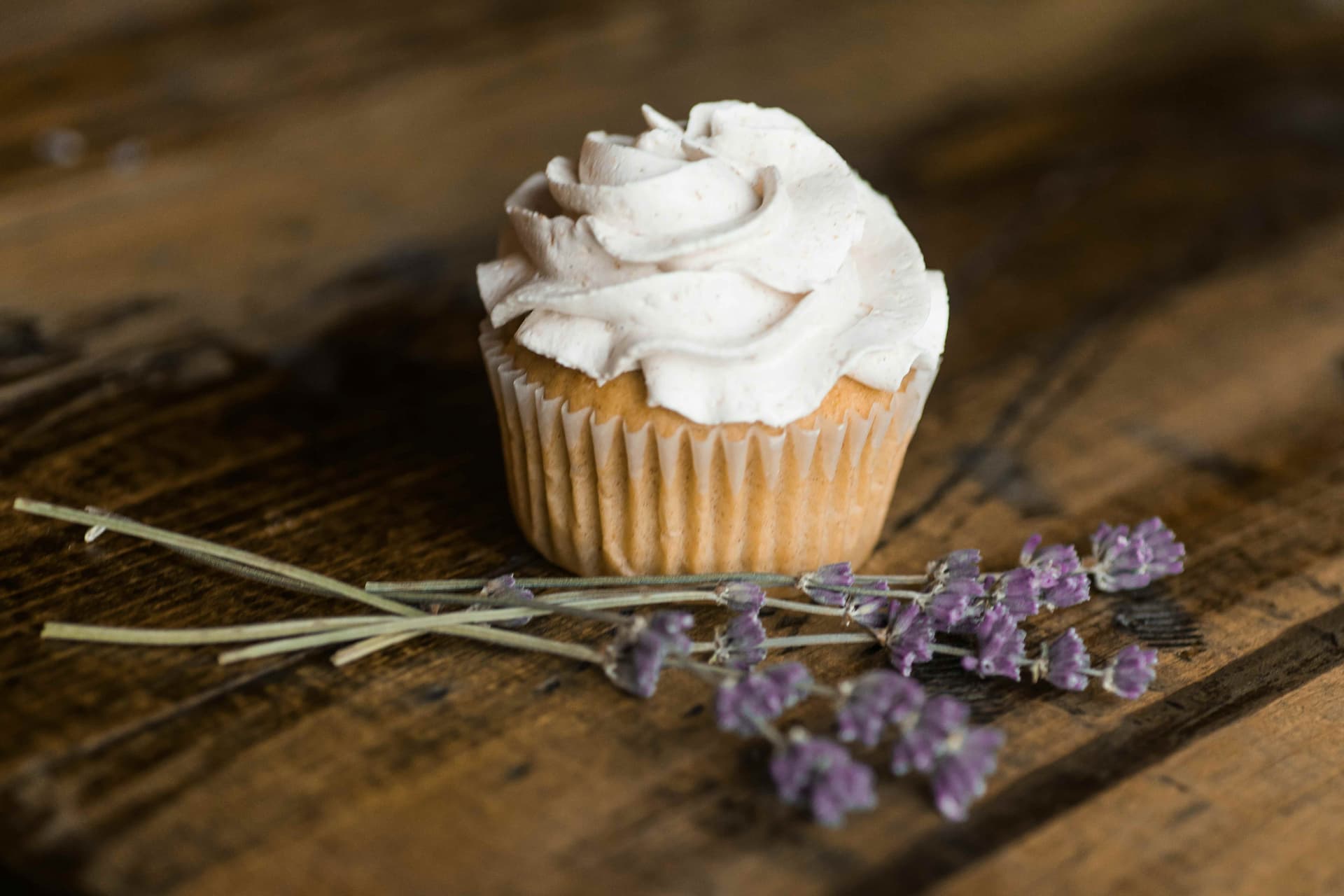 4 Champagne Cupcakes That Serve As Bubbly Treats for Sweet Celebrations