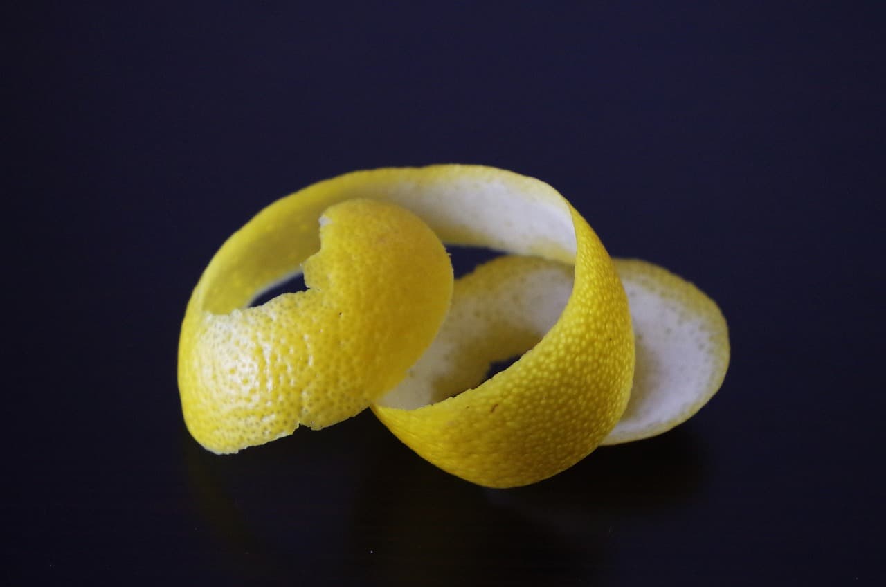 lemon peel as cocktail garnish