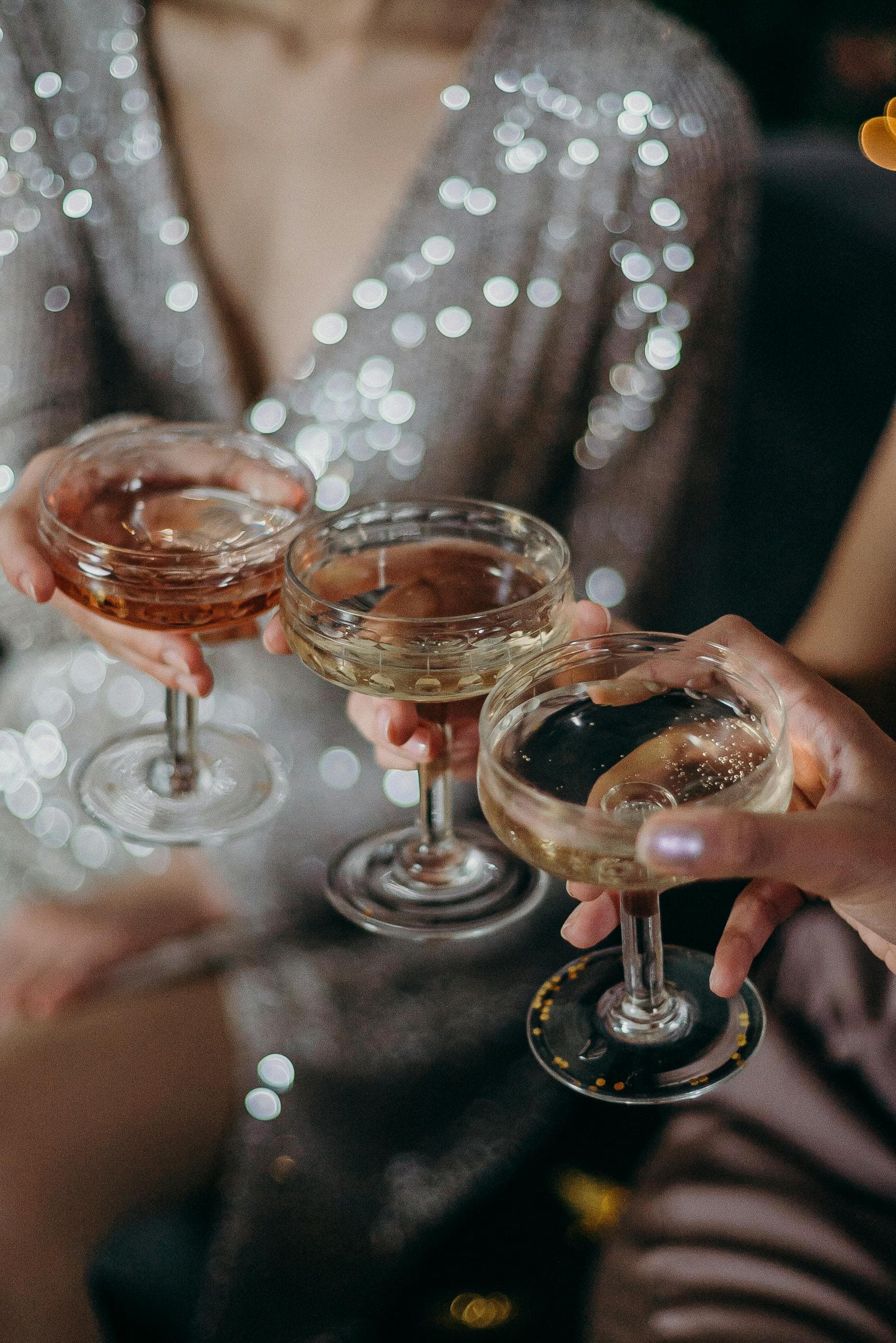 Big-Batch Bonanza: Scaling Up Classic Cocktails for Housewarming Party Success
