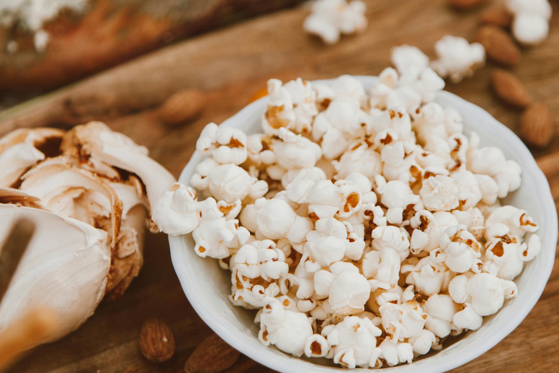 How To Make Rum And Caramel Popcorn To Give Your Movie Night A Caribbean Flair