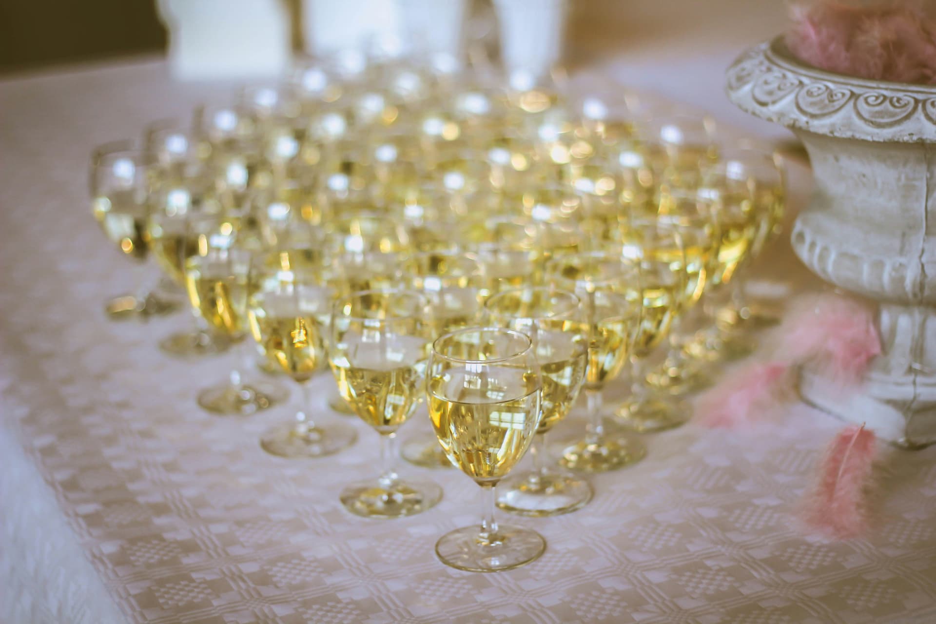 Five Ways To Choose Glassware Apropos Wedding Cocktails