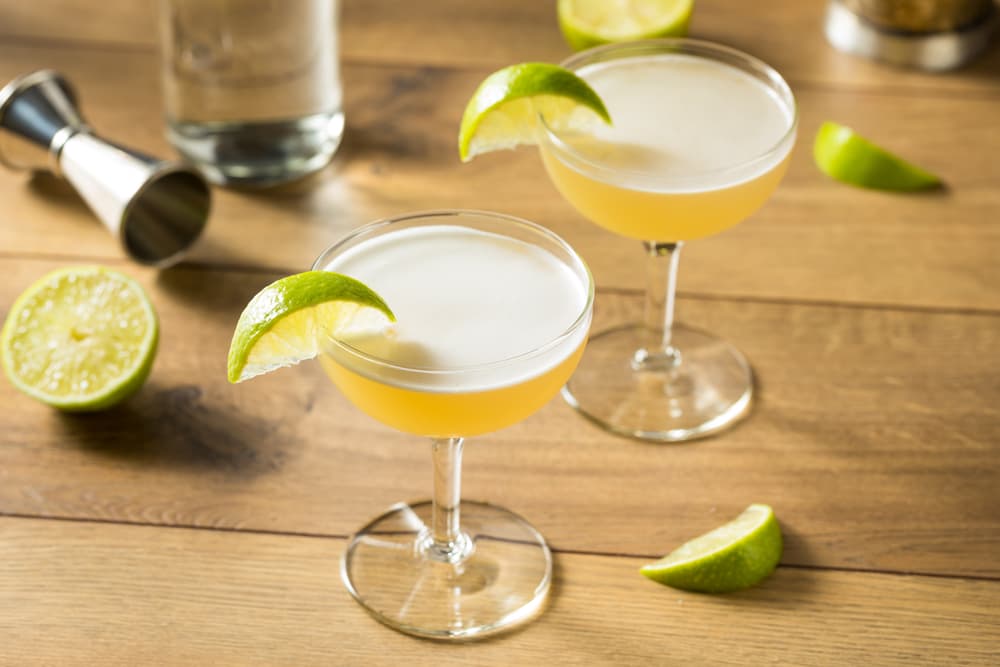 gimlet cocktail with lime 