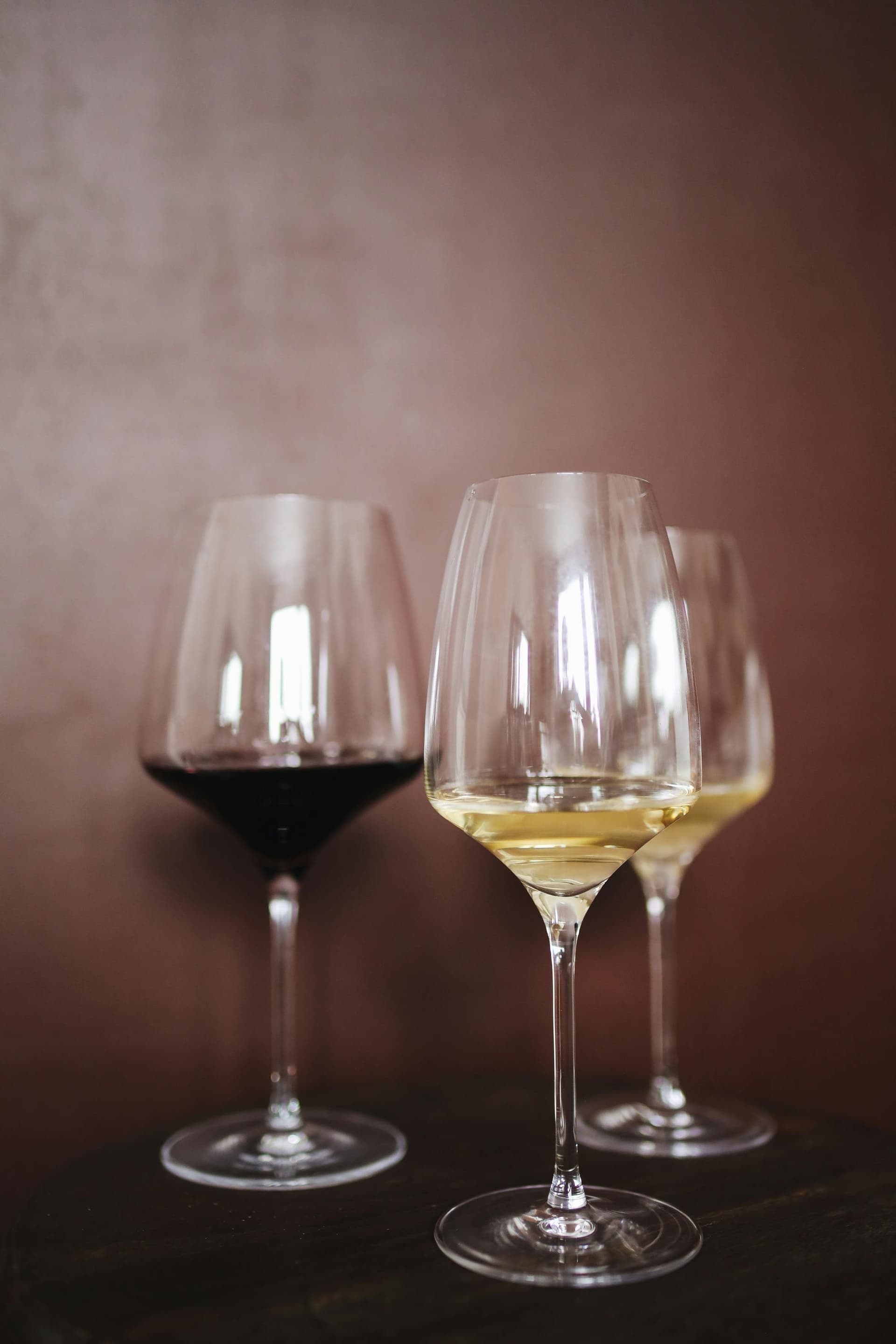 Riesling vs. Chardonnay: Exploring the World of White Wines